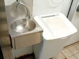 une salle de bains sale équipée d'un lavabo et de toilettes