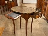 une table sur laquelle est posé un livre, au milieu d'une pièce