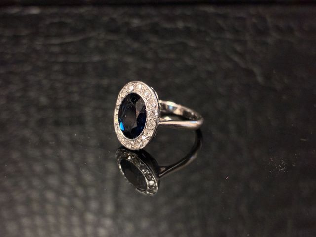 Bague en or gris 18 carats 750 millièmes à décor d’un saphir face...