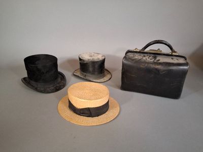 trois chapeaux, un chapeau et un sac posés sur une table