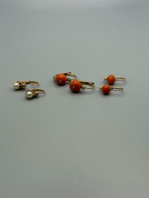 trois paires de boucles d'oreilles ornées de perles, posées sur une table