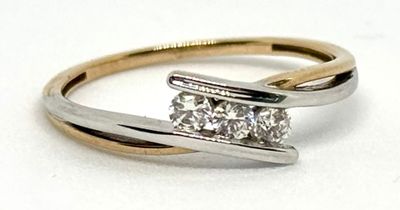 Bague en or blanc 9K 375ml à motif croisé retenant en son ce…