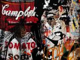 tableau représentant une femme avec une boîte de Campbell's accrochée à un mur