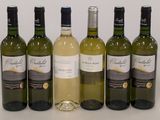 quatre bouteilles de vin blanc sont alignées sur une table