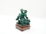 statue d'une femme tenant un panier de fleurs, posée sur un socle en bois