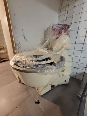 des toilettes emballées dans du plastique dans la salle de bains