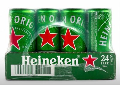 six canettes de Heineken sont empilées les unes sur les autres