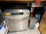 une photo d'un lave-vaisselle installé sous un plan de travail de cuisine