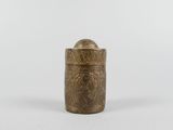 une petite boîte en laiton ornée d'un motif sur le couvercle