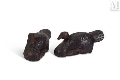 une paire de canards en bois sur fond blanc