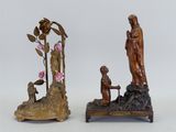 deux figurines en bronze représentant une femme et un homme avec des fleurs