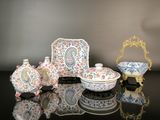 tout un tas de pièces de porcelaine différentes posées sur une table