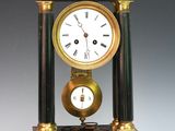 une horloge noire et or posée sur une table