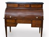 un bureau en bois avec un plateau en marbre et deux tiroirs