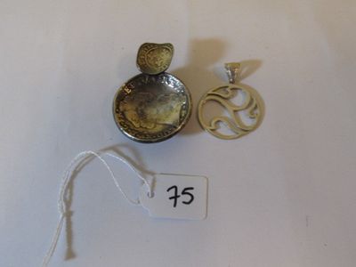 une photo d'un collier en argent et en or et d'un pendentif en argent et en or