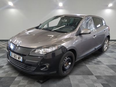 la photo d'une voiture garée dans un garage