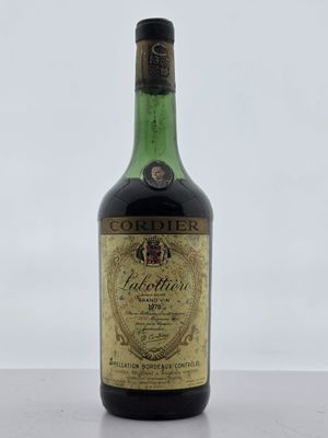 un gros plan sur une bouteille d'alcool posée sur une table