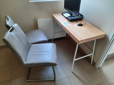 un bureau avec une chaise et un ordinateur dessus