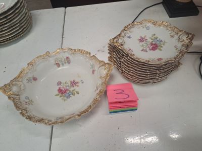 beaucoup d'assiettes posées sur la table