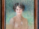 une peinture à l'huile représentant une femme avec une croix sur la poitrine