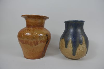 GREBER. Vase en grès émaillé beige à coulures bleues signé d…