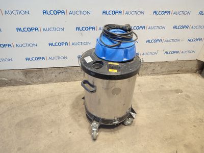 un aspirateur bleu et argent posé sur un sol en béton