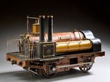 une maquette de locomotive à vapeur exposée sur une table
