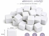 des cubes blancs de différentes tailles, disposés sur un fond blanc