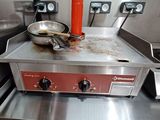 une poêle posée sur une cuisinière dans une cuisine