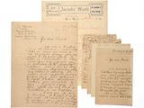 un tas de vieilles lettres posées les unes à côté des autres sur une table