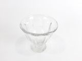 un vase en verre transparent posé sur une table blanche