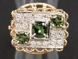 un gros plan d'une bague sertie de diamants verts et blancs
