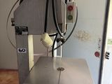 a machine that is sitting on the floor in the room