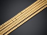 gros plan d'un bracelet en or sur fond noir