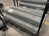 de nombreux rouleaux de fil galvanisé dans un entrepôt