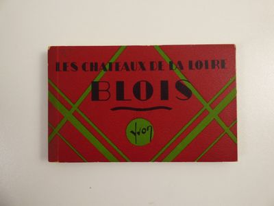 une image représentant une carte de visite rouge et verte posée sur une surface blanche