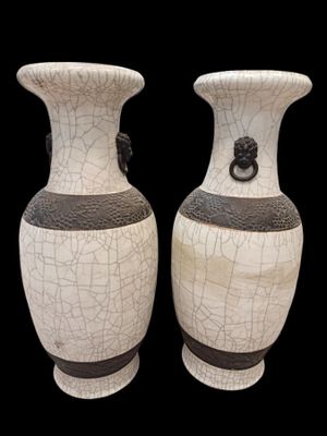 CHINE- Paire de potiches en faïence craquelée et garniture d…