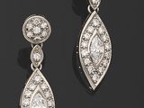une paire de boucles d'oreilles en diamant et or blanc