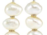 une paire de boucles d'oreilles en perles blanches et or sur fond blanc