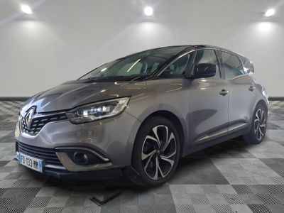 la voiture grise est garée sur un sol en damier dans le garage