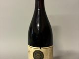 la bouteille de vin est vide sur la table