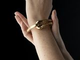 la main d'une femme, avec un bracelet en or au poignet