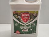 un gros plan sur une bouteille de produit dissuasif posée sur une table