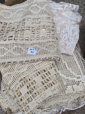 un sac en tissu crocheté posé par terre à côté d'une paire de chaussures