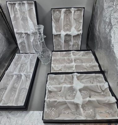 quatre vases en verre dans une boîte noire posée sur une table