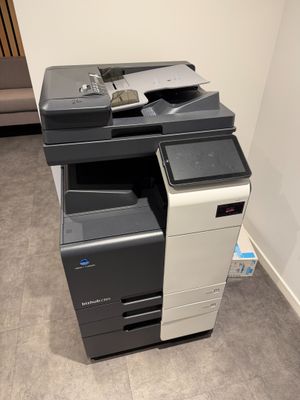 une imprimante de bureau posée sur une pile de cartons