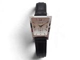 un gros plan d'une montre-bracelet sur fond blanc