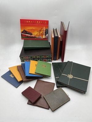 plusieurs livres sont empilés sur une surface blanche