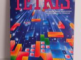 La couverture du livre « Tetris » est posée sur une table.