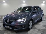 la voiture grise est garée sur un sol en damier dans le garage
